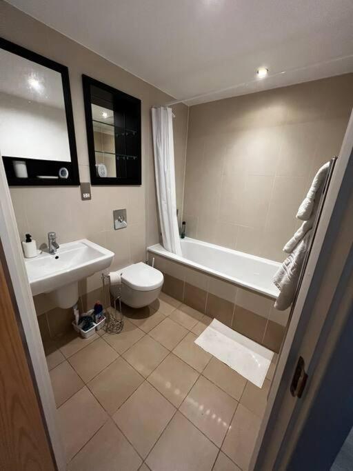 Leeds Clarence Dock 2 Bedroom Apt Exterior photo